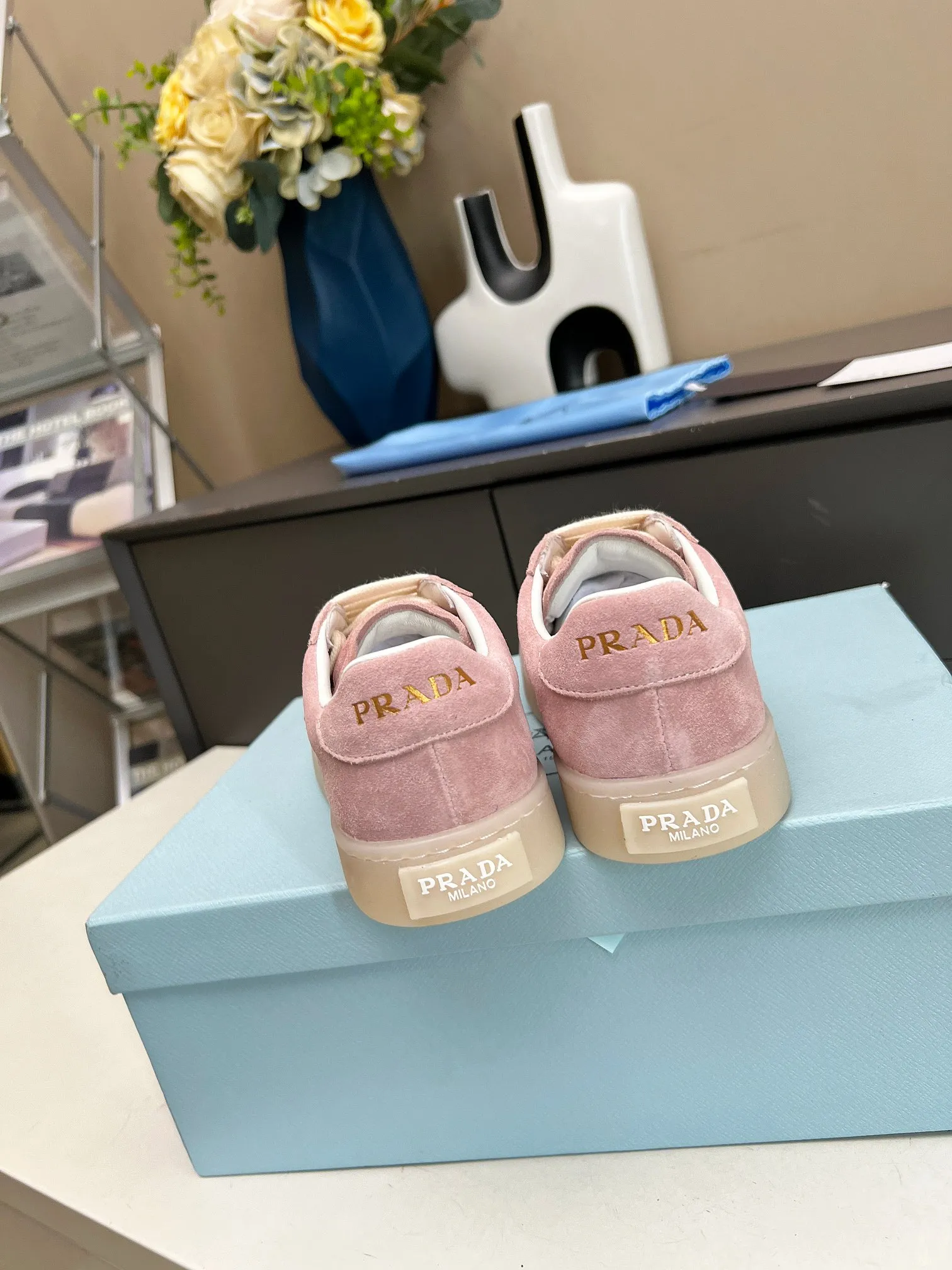 👟👟Ex-factory price 480👟👟 2024 Prada/Prada "couples" metal logo decorated Lane leather sneakers. This sneaker is fashionable and simple, showing the full integration of minimalist style and sports personality. Easy to wear and durable, artistic retro style. Leather material: original imported cowhide. Lining: sheepskin lining. Shoe logo: enamel-coated triangular metal logo. Size: 35-45 (female 41, male 45, custom-made, non-returnable).